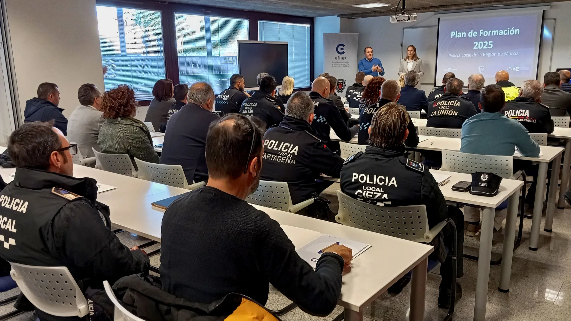 Los directores generales de Función Pública y Diálogo Social, Micaela Martínez, y de Administración Local, Francisco Abril, exponen las líneas esenciales del Plan de Formación de Policías Locales para 2025.