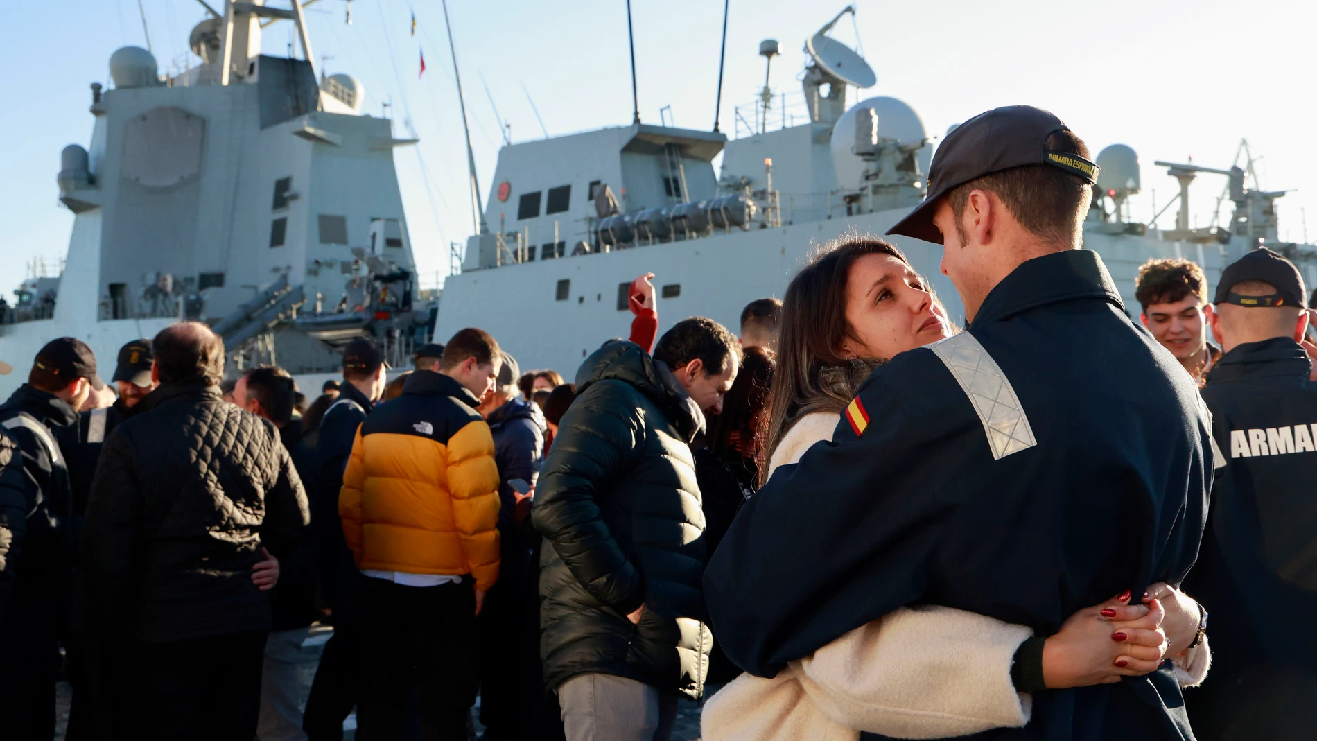 -FOTODELDÍA- FERROL, 15/12/2024.- Familiares y amigos reciben a los tripulantes de la fragata "Cristóbal Colón" en el Arsenal Militar de Ferrol este domigo tras permanecer integrada durante más de tres meses en la SNMG-2, una de las agrupaciones navales permanentes de la OTAN, este domingo. EFE/Kiko Delgado