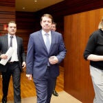 El presidente Alfonso Fernández Mañueco en el último pleno junto a la vicepresidenta Isabel Blanco y el portavoz Ricardo Gavilanes