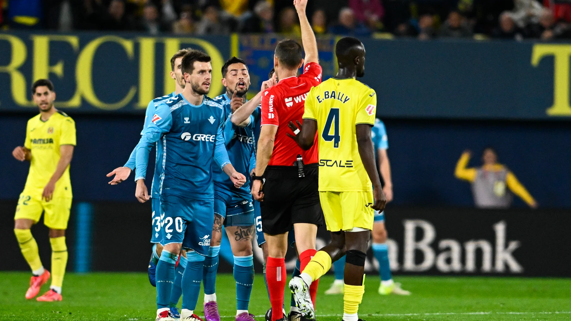 VILLARREAL, 15/12/2024.- El centrocampista argentino del Betis Chimy Ávila recibe tarjeta roja durante el partido de LaLiga de la jornada 17 entre el Villarreal CF y el Real Betis, este domingo en el estadio de la Cerámica. EFE/ Andreu Esteban