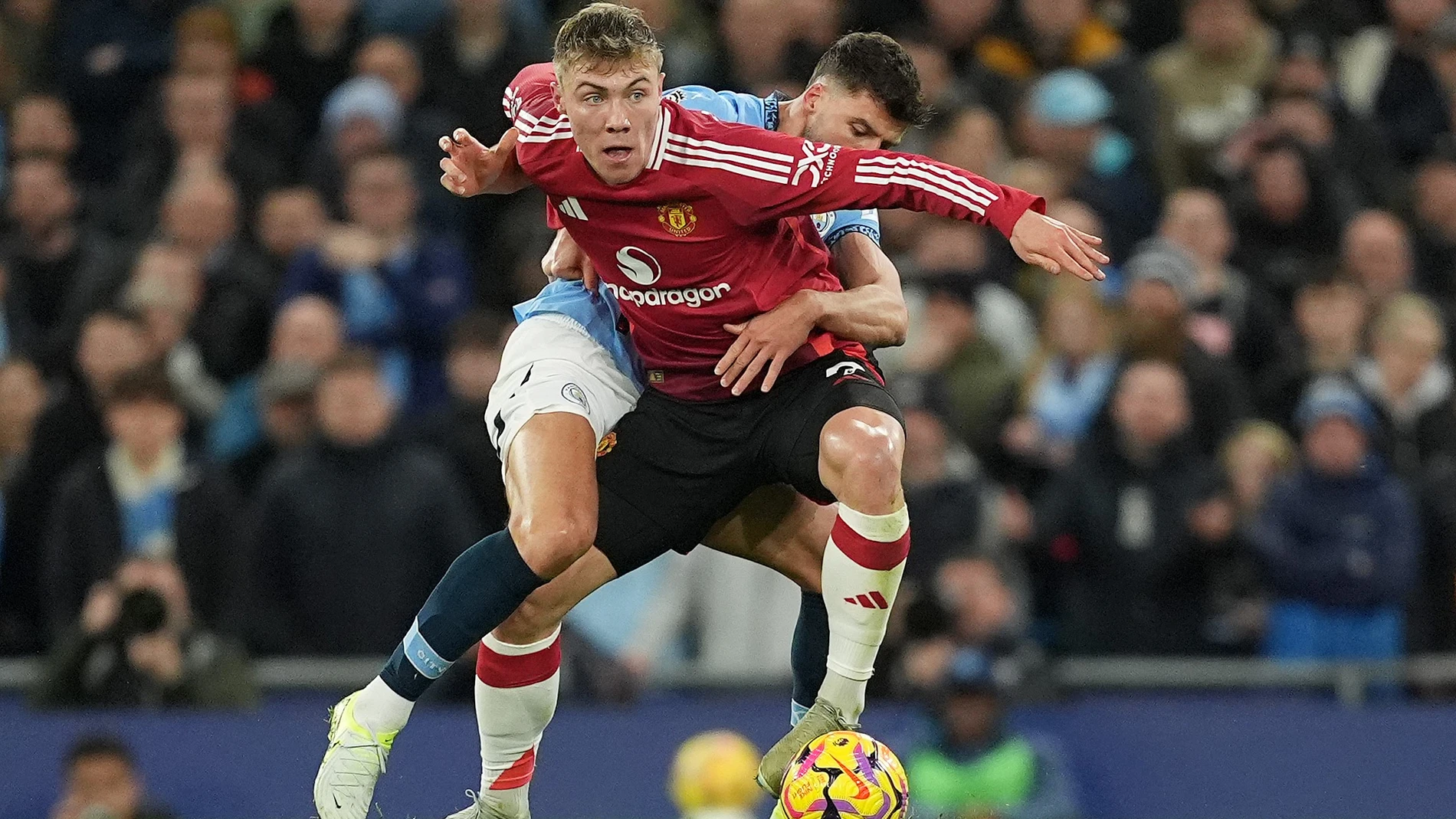 15 December 2024, United Kingdom, Manchester: Manchester United's Rasmus Hojlund and Manchester City's Ruben Dias battle for the ball during during the English Premier League soccer match between Manchester City and Manchester United at the Etihad Stadium. Photo: Martin Rickett/PA Wire/dpa 15/12/2024 ONLY FOR USE IN SPAIN