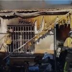 Sucesos.- Bomberos intervienen en un incendio de vivienda declarado en La Basca, en el municipio de Beniel