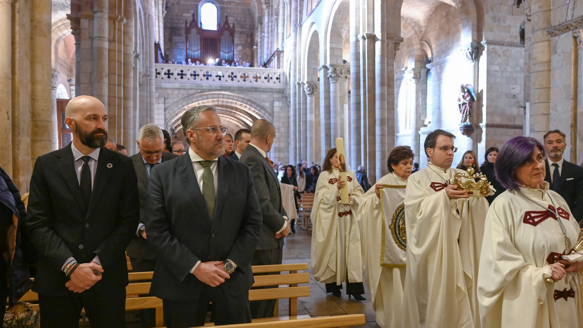 Leon, 15 dic (EFE).- La ciudad de León ha recordado este domingo los 961 años de la conocida como 'Traslación' de los restos de San Isidoro desde Sevilla hasta a León en el año 1063, con un acto que se ha celebrado en la Basílica de San Isidoro, monumento, historia y enseña de la capital leonesa. A los actos celebrados en la Basílica de San Isidoro han asistido el alcalde de León, José Antonio Diez, y el presidente de las Cortes, Carlos Pollán.-EFE/J.Casares