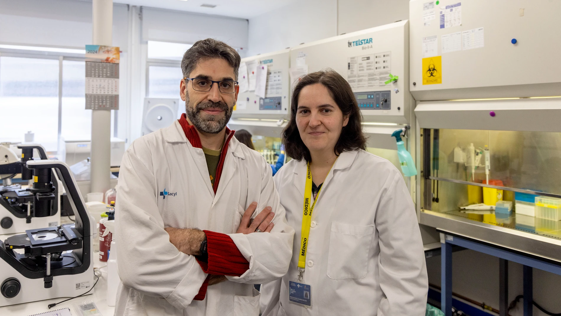 Las universidades de Coimbra (Portugal) y Salamanca trabajan en un proyecto innovador que desarrolle un modelo experimental para el estudio de esta enfermedad con células humanas. En la imagen, María Dolores Calabria Gallego y Jorge Valero Gómez-Lobo