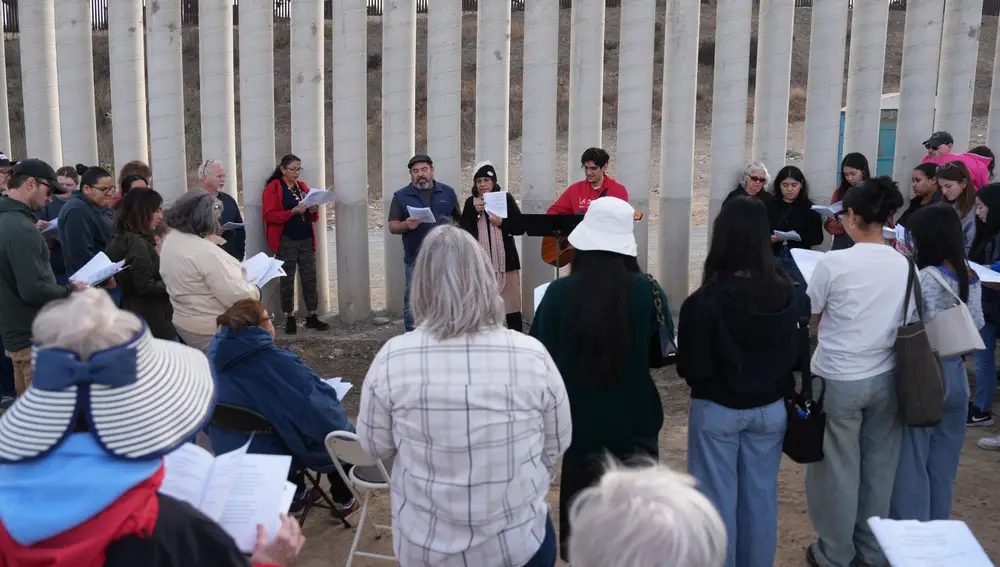 El muro de EEUU acoge la celebración de la 'Posada sin Fronteras' con las puertas cerradas