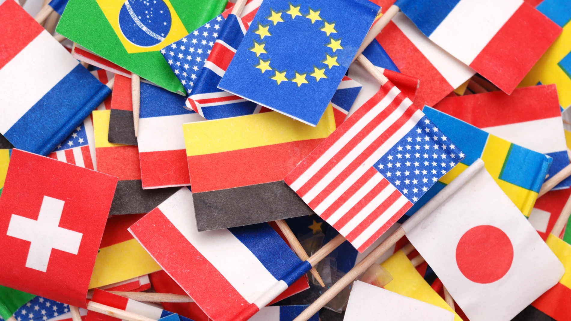 Las banderas, como el escudo y el himno, son los símbolos que reconocen la independencia y el reconocimiento internacional de cada Estado de la ONU, que los hace países reconocibles y únicos en el mundo
