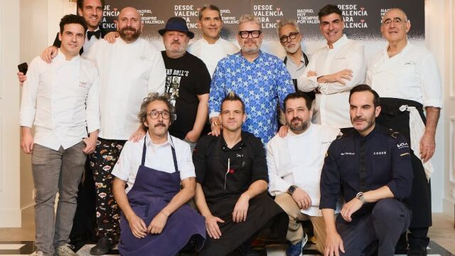 De izda. a dcha, Marcos Pérez, Hugo Muñoz, Sacha Hormaechea, Roncero, Chicote, Sergi Arola, Freixa y Abraham García. En primera fila, Diego Guerrero, Dabiz Muñoz, Ricardo Vélez y Sandoval. Con ellos, Friedrich Von Schönburg, director del Villa Magna