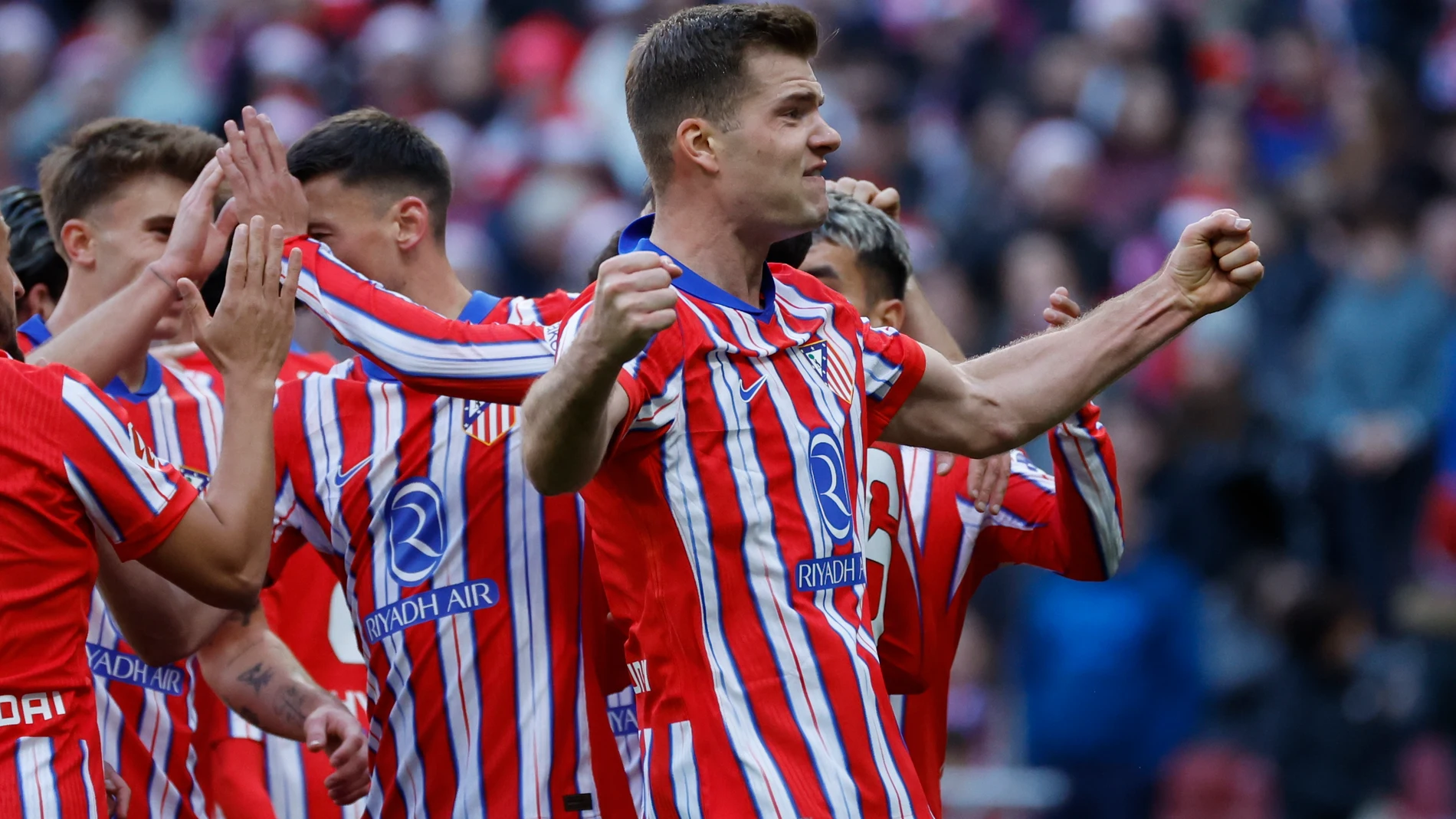 MADRID, 15/12/2024.- El cdelantero noruego del Atlético de Madrid Alexander Sørloth (d) celebra con sus compañeros el gol marcado ante el Getafe durante el partido de Liga que disputan Atlético de Madrid y Getafe este domingo en el estadio Riyadh Air Metropolitano. EFE/Juanjo Martín