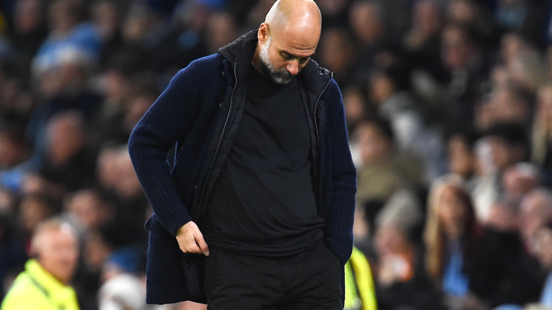 Manchester (United Kingdom), 14/12/2024.- Manchester City's manager Pep Guardiola reacts after losing the English Premier League soccer match between Manchester City and Manchester United, in Manchester, Britain, 15 December 2024. (Reino Unido) EFE/EPA/PETER POWELL
