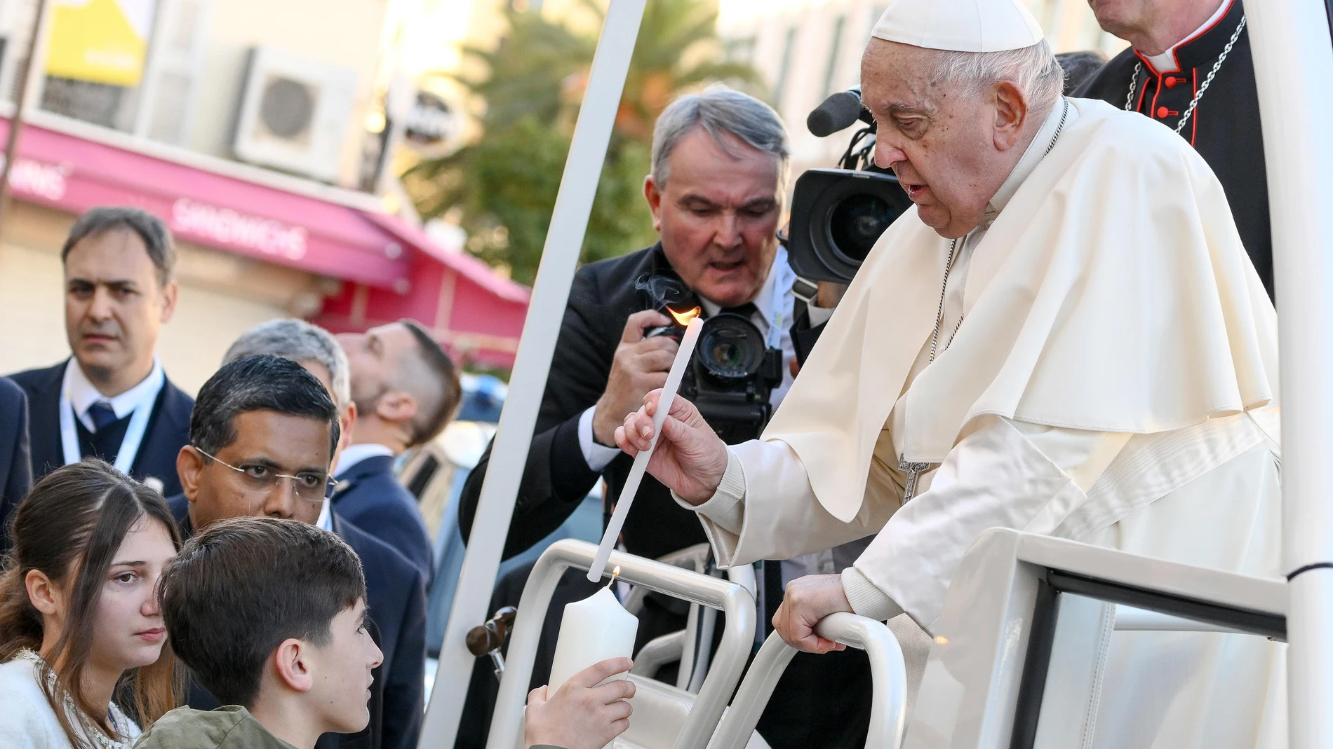 -FOTODELDÍA- Ajaccio (Francia), 15/12/2024.- El Papa Francisco enciende una vela en la pequeña estatua de la Madonuccia, santa patrona de Ajaccio, durante su visita a la isla de Córcega. EFE/ETTORE FERRARI