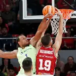 Anderson intenta taponar a a Sulejmanovic