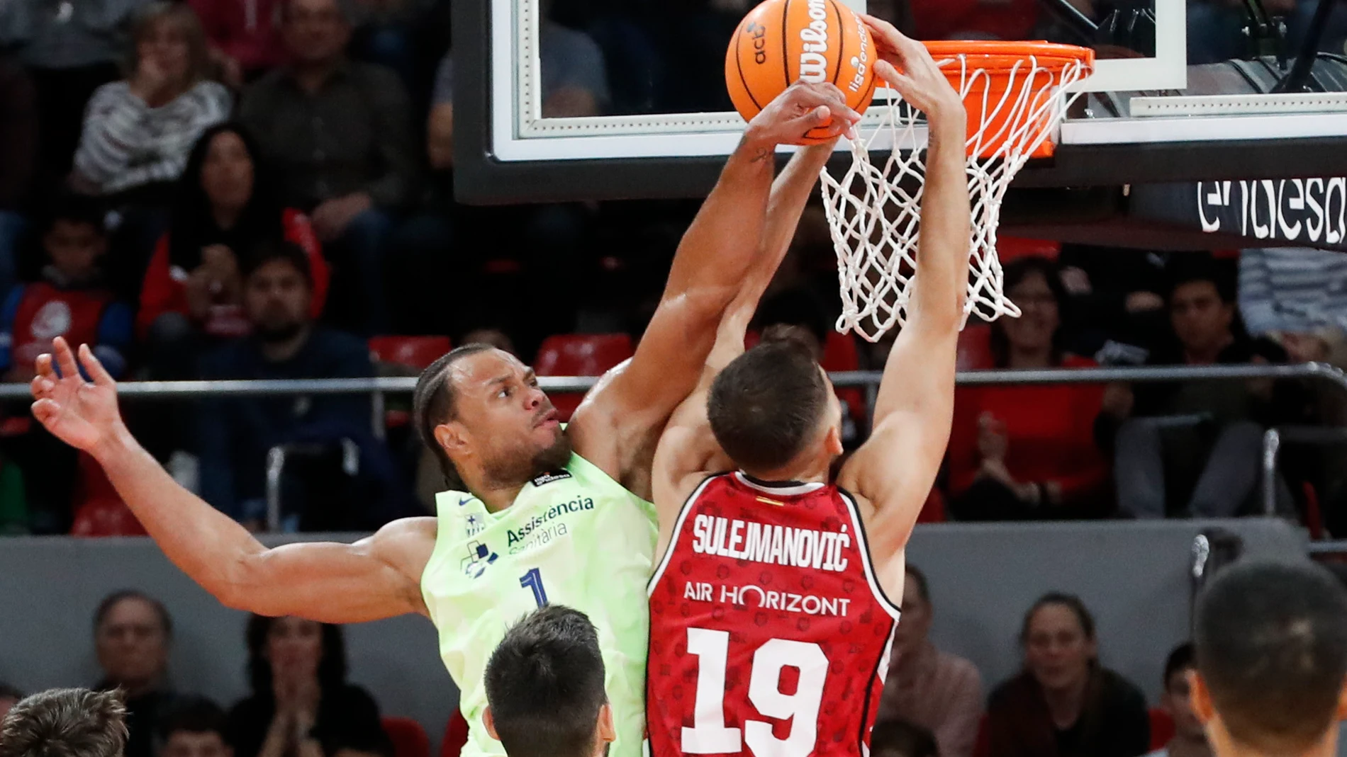 Anderson intenta taponar a a Sulejmanovic