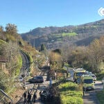 Un muerto al ser arollado su coche por un tren de pasajeros en un paso a nivel en Langreo