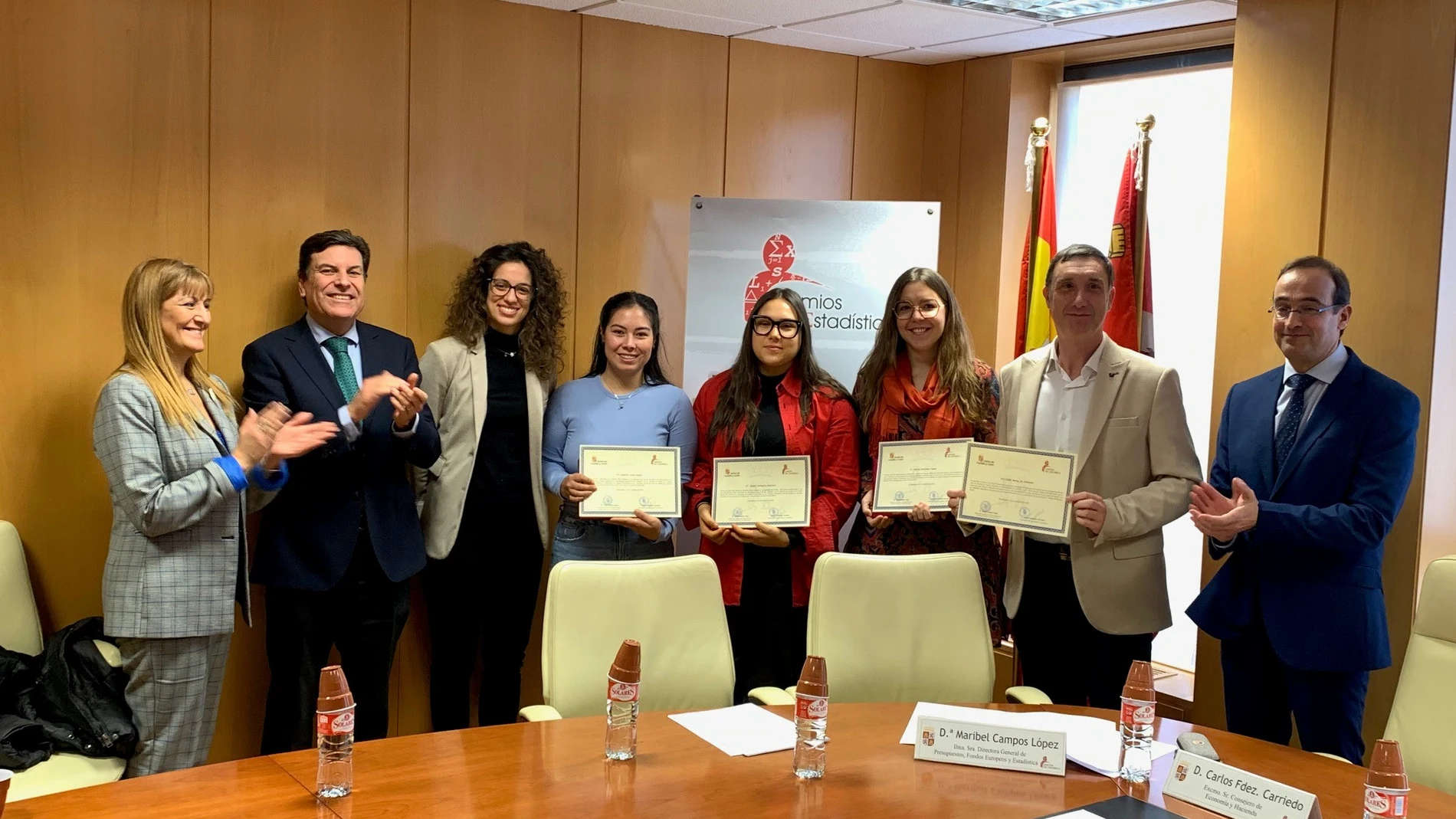 El consejero Carlos Fernández Carriedo entrega los premios a los estudiantes