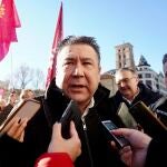 El secretario general de la UPL, Luis Mariano Santos, atiende a los medios de comunicación