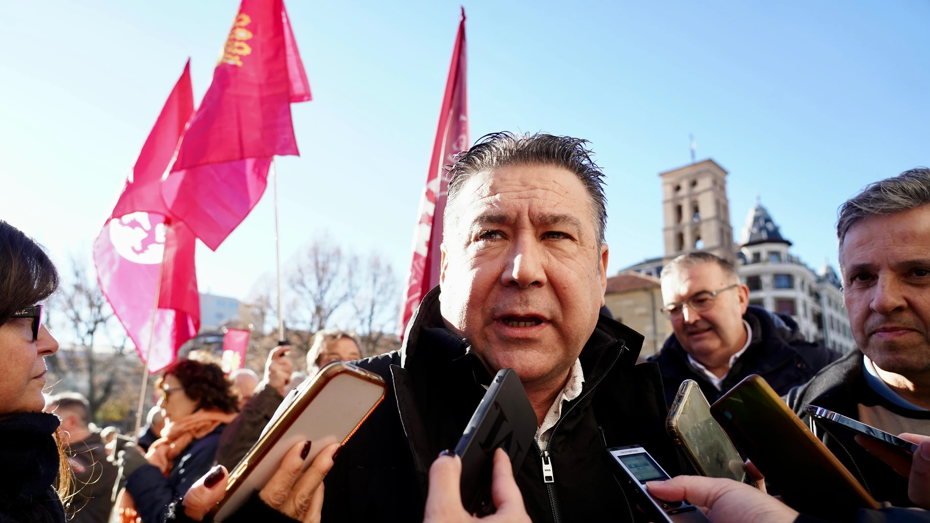 El secretario general de la UPL, Luis Mariano Santos, atiende a los medios de comunicación