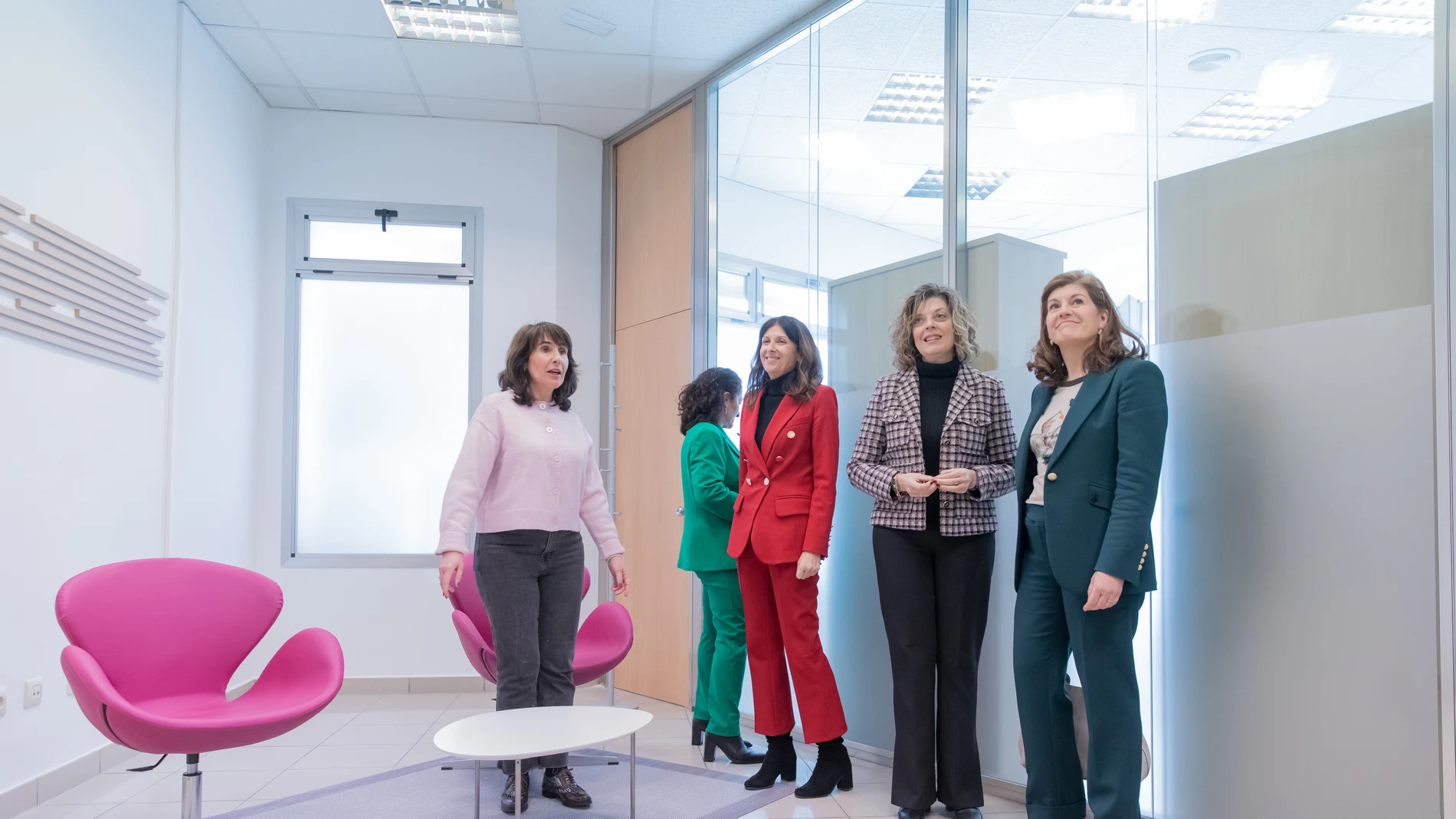 La directora general de la Mujer, María Victoria Moreno, acompañada de la delegada territorial, Raquel Sanz; y representantes del ayuntamiento y la diputación; inaugura el Centro de Atención a Víctimas de Agresiones Sexuales 'Atiendo' de Segovia