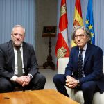 El Fiscal Jefe de Castilla y León, Santiago Mena, entrega la memoria al presidente de las Cortes regionales, Carlos Pollán