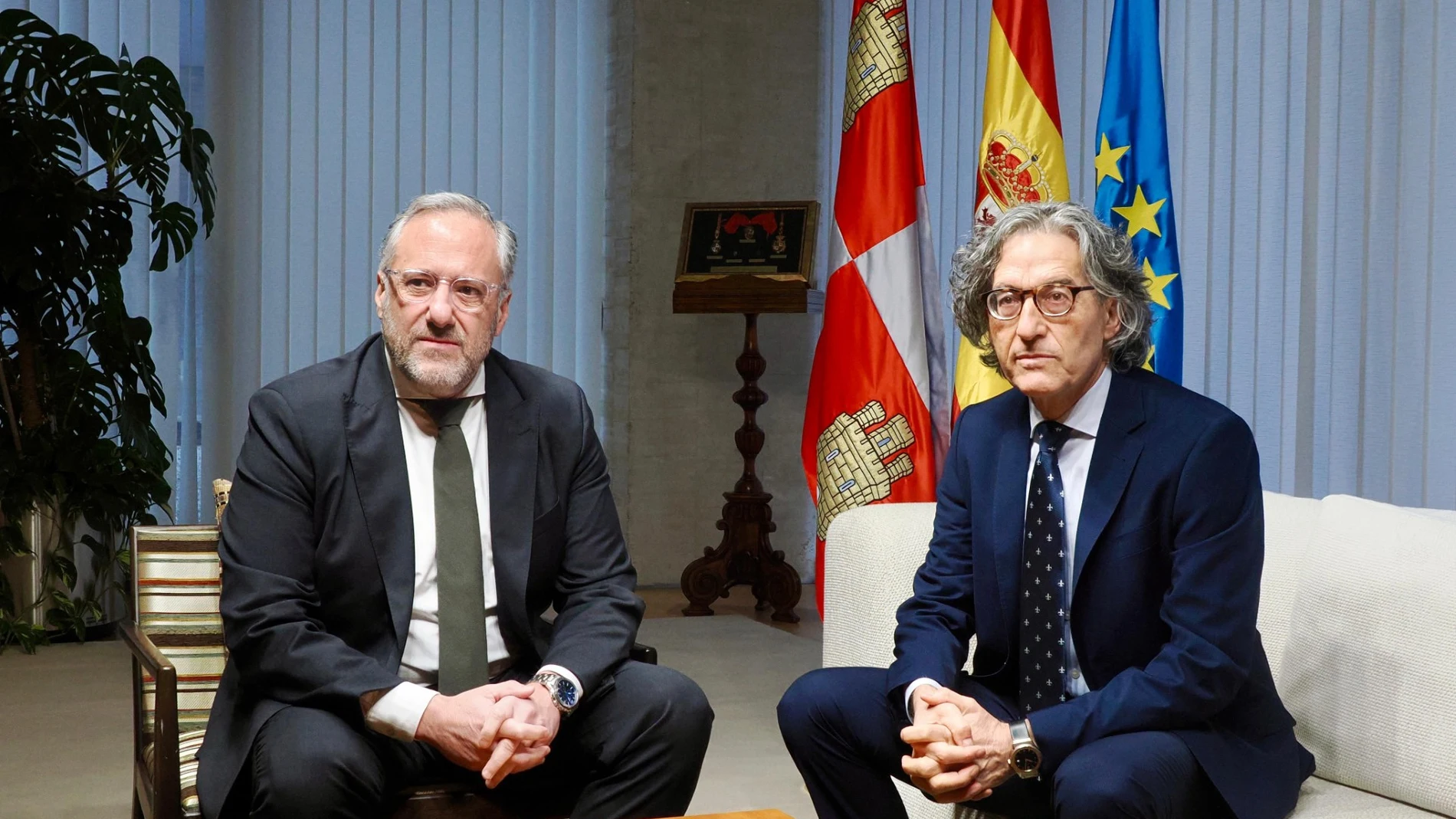 El Fiscal Jefe de Castilla y León, Santiago Mena, entrega la memoria al presidente de las Cortes regionales, Carlos Pollán