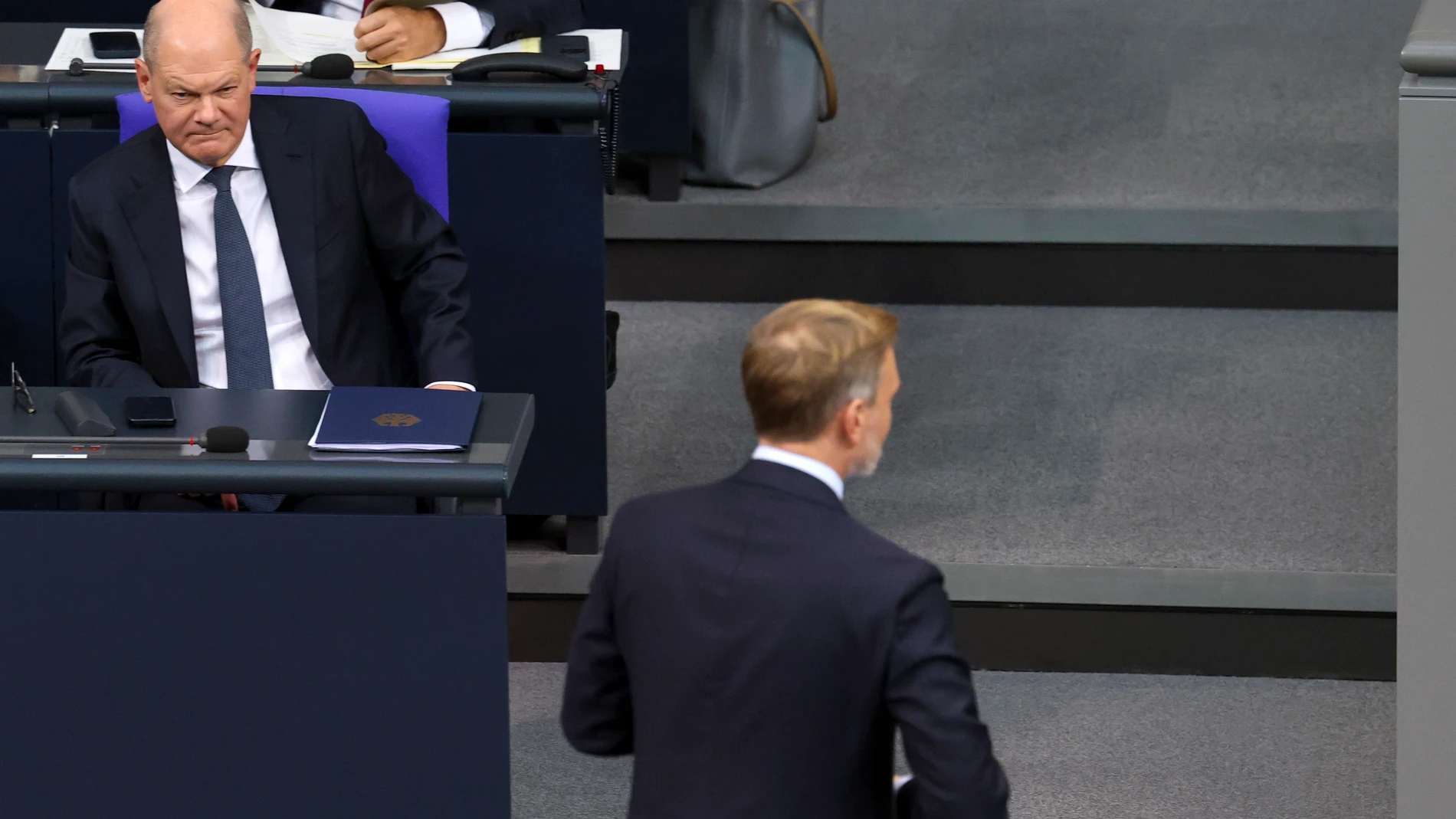 Berlin (Germany), 16/12/2024.- German Chancellor Olaf Scholz (L) looks at Chairman of the Free Democratic Party (FDP), former German Finance Minister Christian Lindner (R) as he delivers a speech in the meeting of the German Bundestag on the vote of confidence in the Chancellor, in Berlin, Germany, 16 December 2024. Scholz has submitted a motion for a vote of confidence in the German Bundestag to pave the way for new elections. (Elecciones, Alemania) EFE/EPA/FILIP SINGER