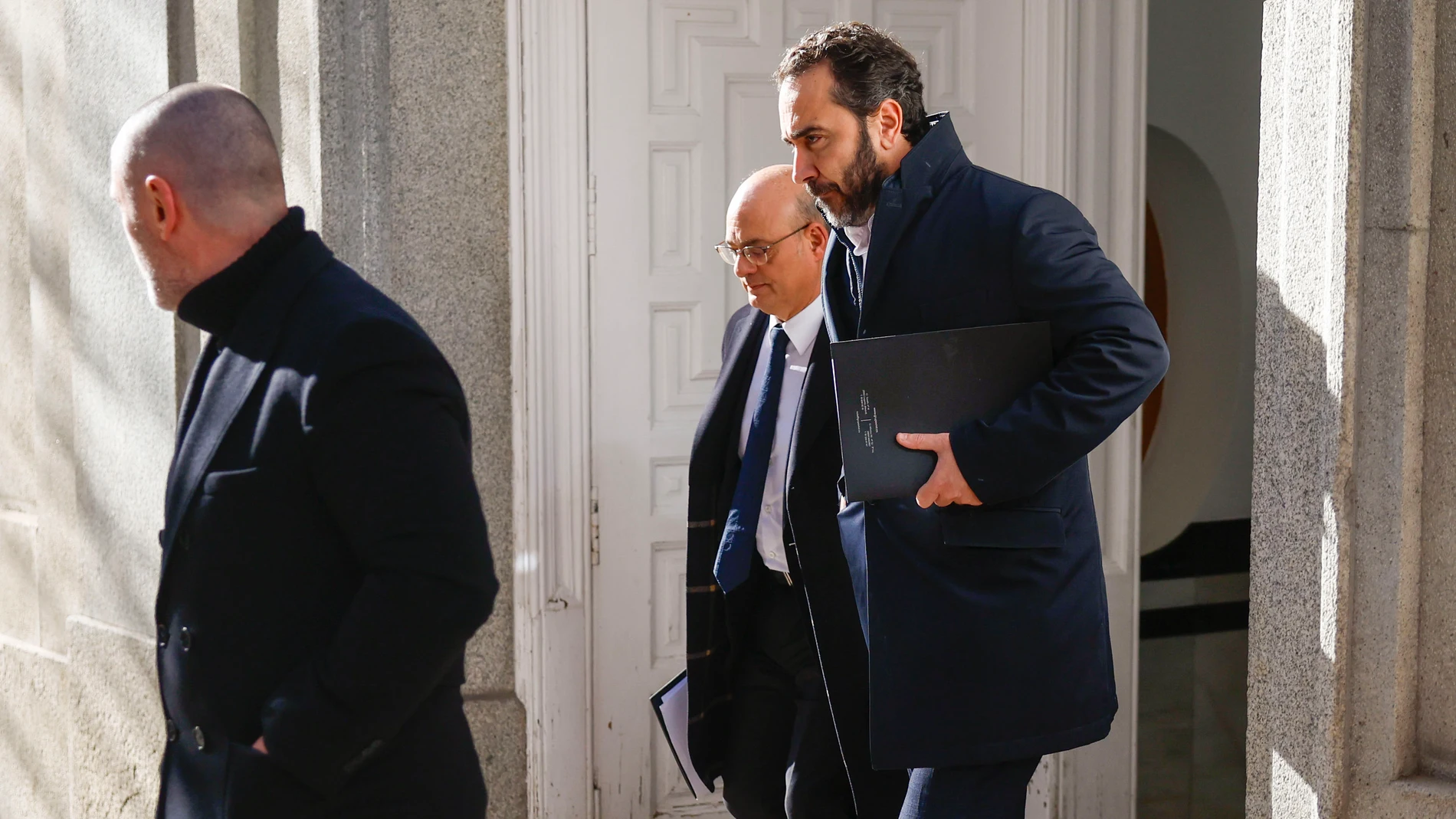 MADRID, 16/12/2024.- El empresario Víctor de Aldama (d) , el considerado comisionista de la trama de adjudicaciones públicas de mascarillas en plena pandemia, tras testificar ante el juez Leopoldo Puente en el Tribunal Supremo este lunes. EFE/Mariscal