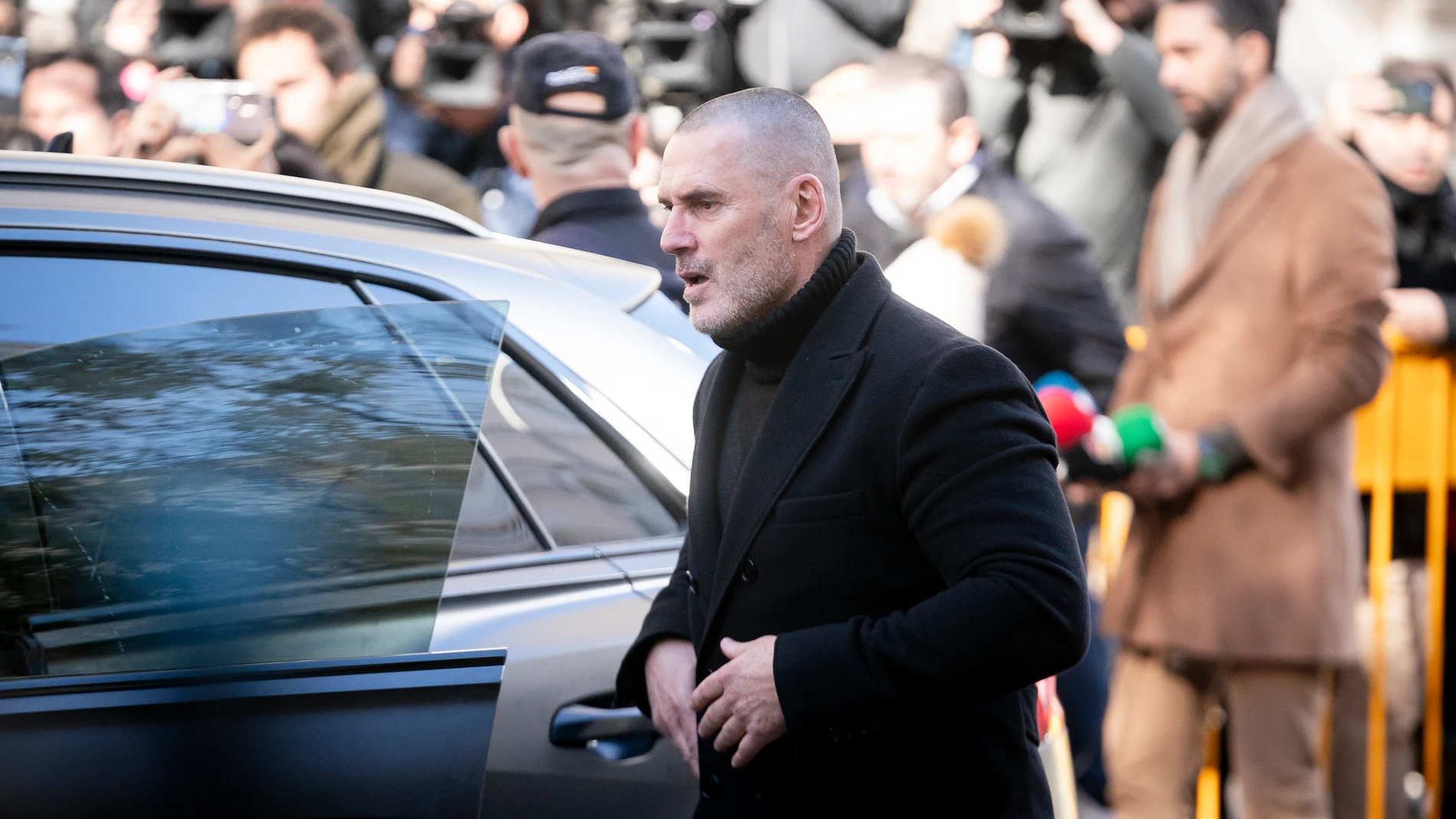 El líder de Desokupa, Daniel Esteve, recoge al empresario Víctor de Aldama del Tribunal Supremo, a 16 de diciembre de 2024, en Madrid (España). El juez del Tribunal Supremo que investiga el 'caso Koldo', Leopoldo Puente, toma declaración hoy como investigados tanto al presunto conseguidor de la trama, Víctor de Aldama. La declaración de De Aldama se produce no solo tras la de Ábalos sino después de que el empresario presentara un escrito ante el Supremo en el que aseguraba que pactó con el e...