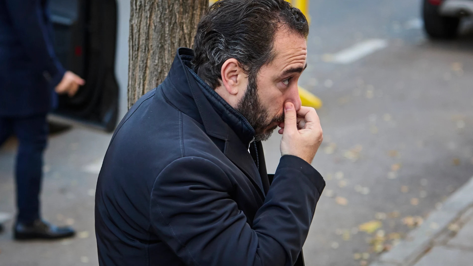 El empresario Víctor de Aldama , el considerado comisionista de la trama de adjudicaciones públicas de mascarillas en plena pandemia, baja del coche conducido por el líder de Desokupa, Daniel Esteve a su llegada al Tribunal Supremo este lunes donde el juez Leopoldo Puente le interroga como investigado. © Alberto R. Roldán / Diario La Razón. 16 12 2024