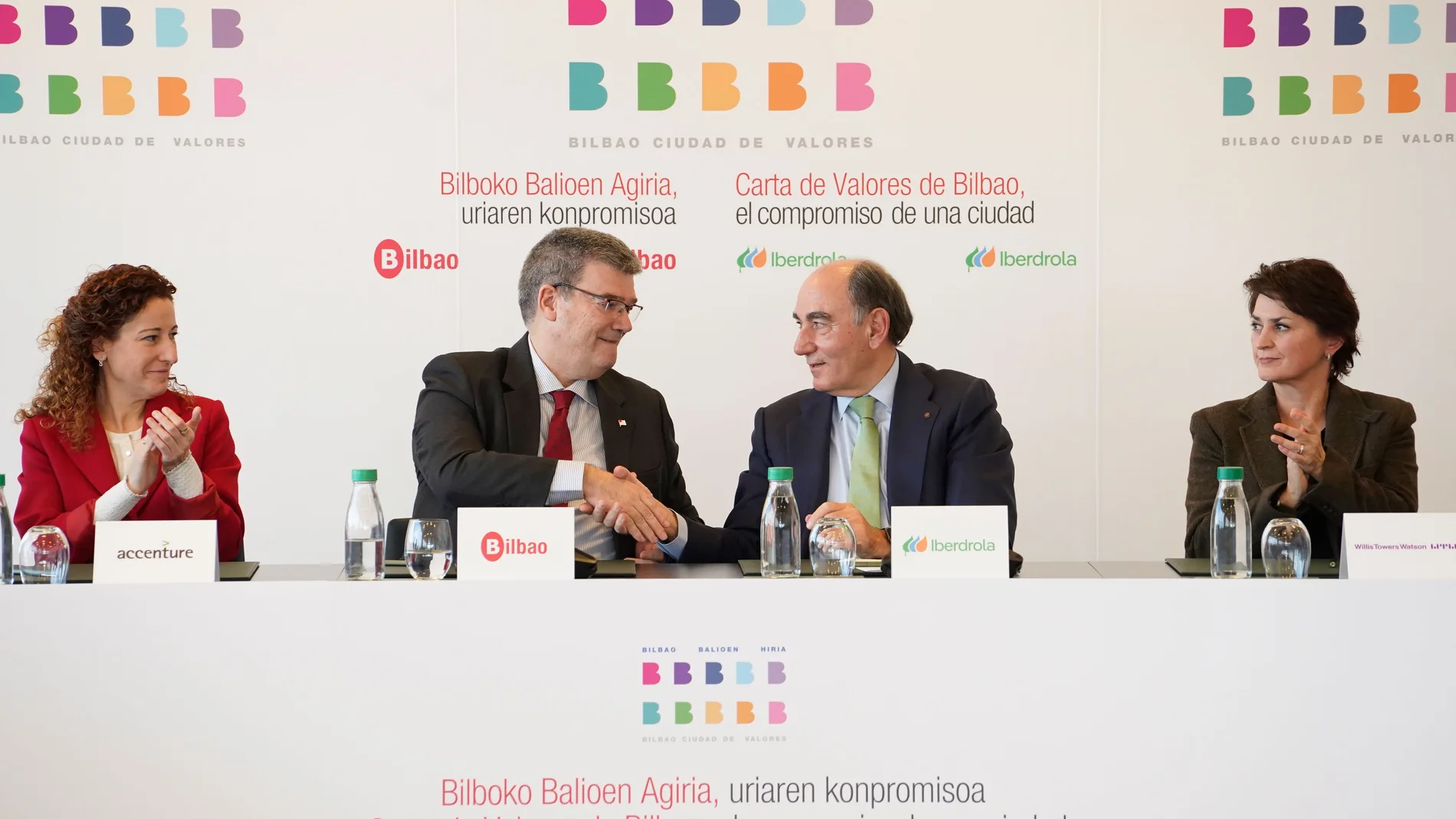 Juan Mari Aburto e Ignacio Galán se estrechan la mano tras la firma