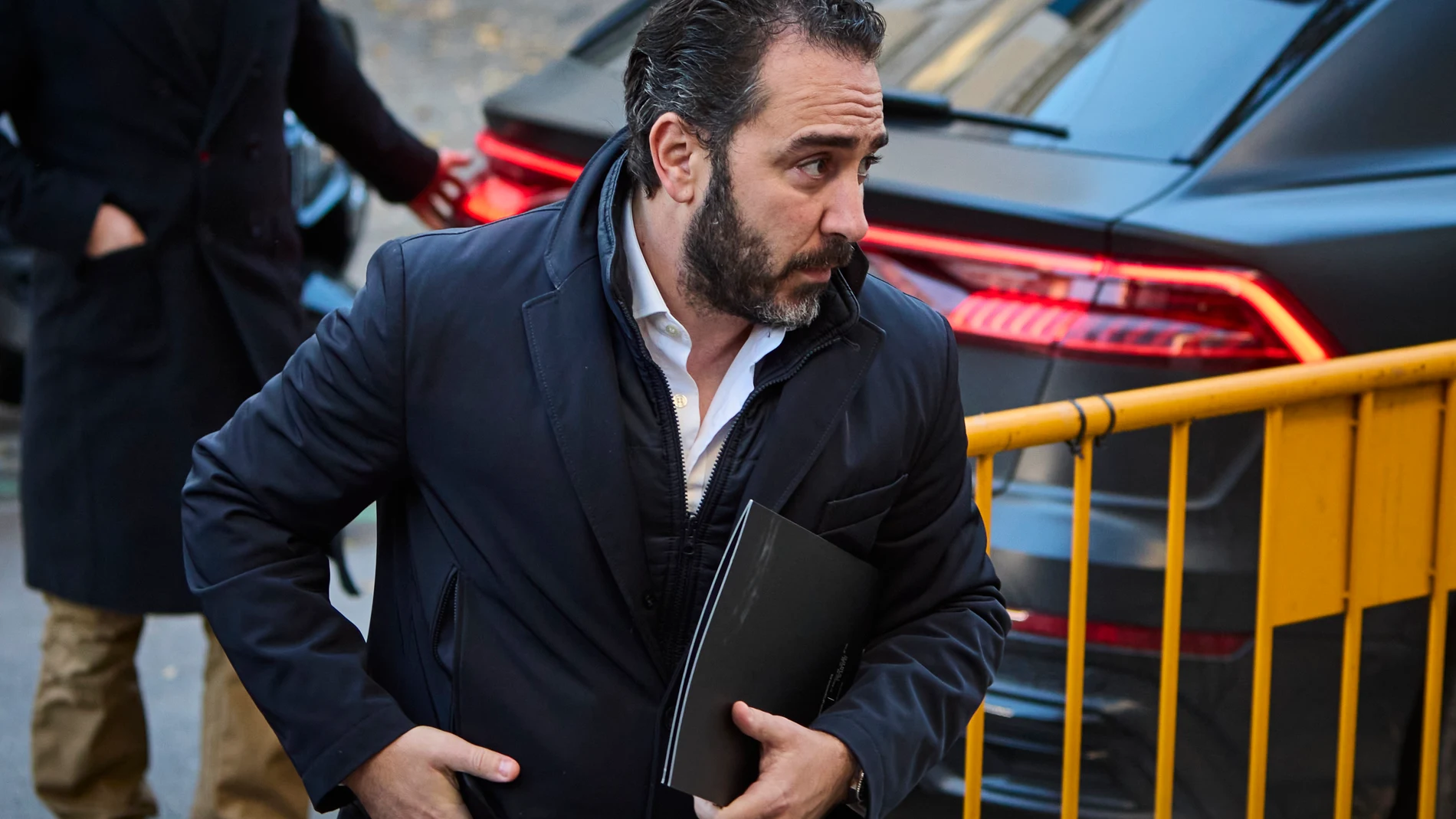 El empresario Víctor de Aldama , el considerado comisionista de la trama de adjudicaciones públicas de mascarillas en plena pandemia, baja del coche conducido por el líder de Desokupa, Daniel Esteve a su llegada al Tribunal Supremo este lunes donde el juez Leopoldo Puente le interroga como investigado. © Alberto R. Roldán / Diario La Razón. 16 12 2024
