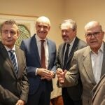 El secretario general del PSOE-A, Juan Espadas (tercero por la izquierda) con Javier Fernández, Antonio Muñoz y Manuel Chaves, además de Antonio Pulido 