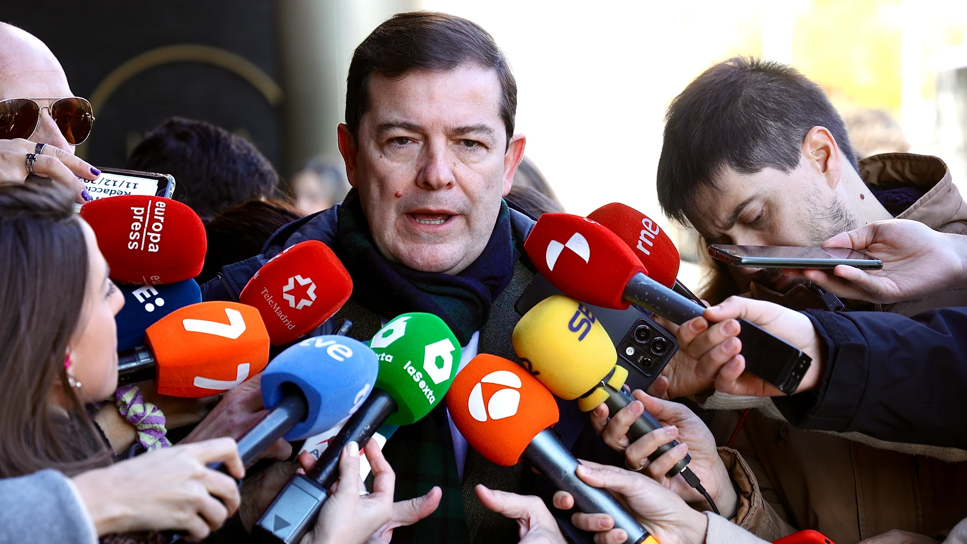 Mañueco atiende a los periodistas a su llegada a la reunión del Comité Ejecutiva Nacional del PP en la sede del partido en la calle Génova de Madrid