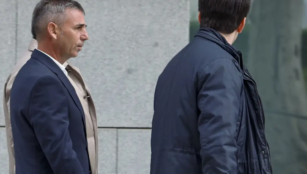 Luis Alberto Escolano (i), uno de los tres socios del comisionista Víctor de Aldama, llega a la Audiencia Nacional