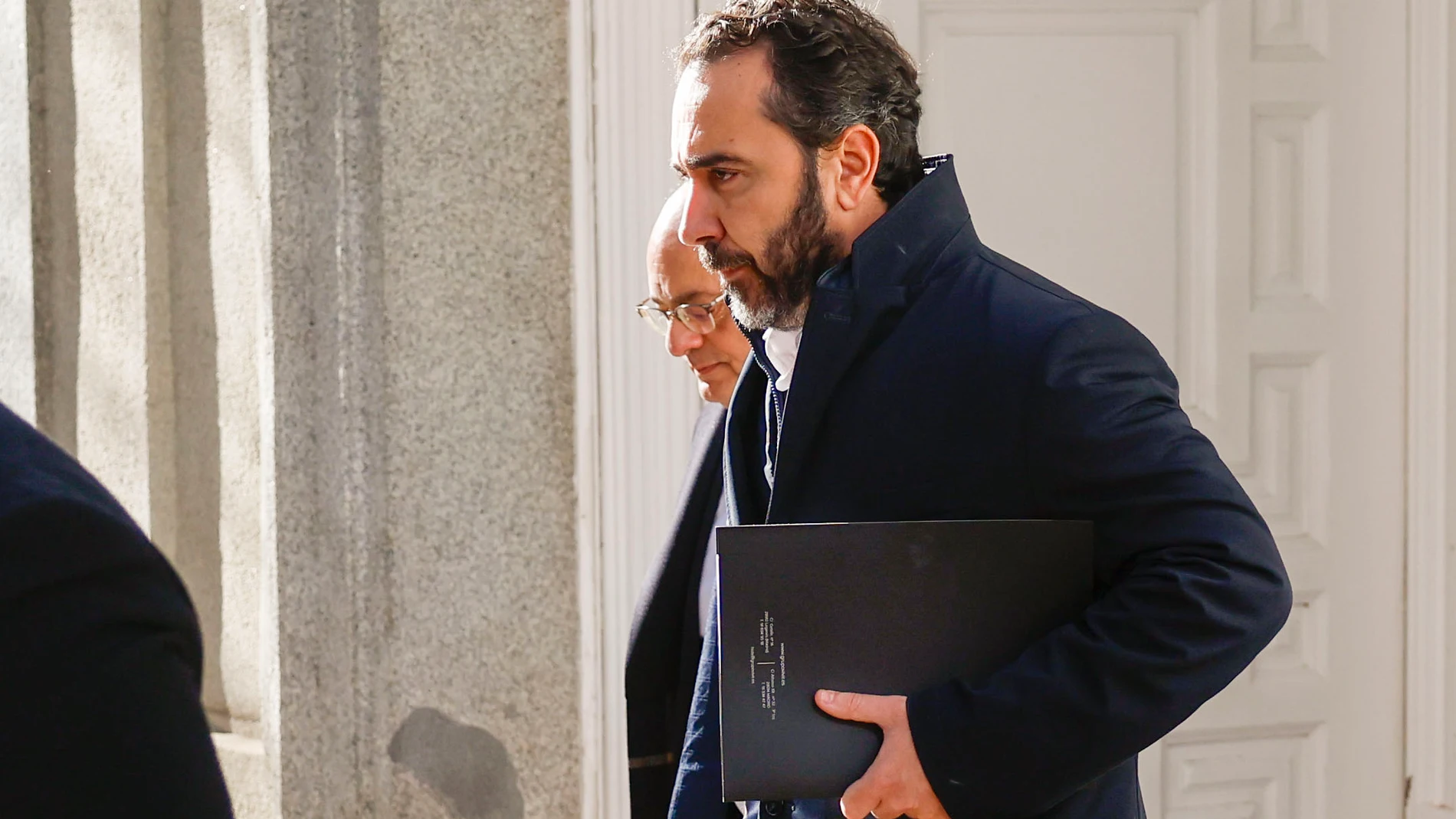 MADRID, 16/12/2024.- El empresario Víctor de Aldama (d) , el considerado comisionista de la trama de adjudicaciones públicas de mascarillas en plena pandemia, tras testificar ante el juez Leopoldo Puente en el Tribunal Supremo este lunes. EFE/Mariscal