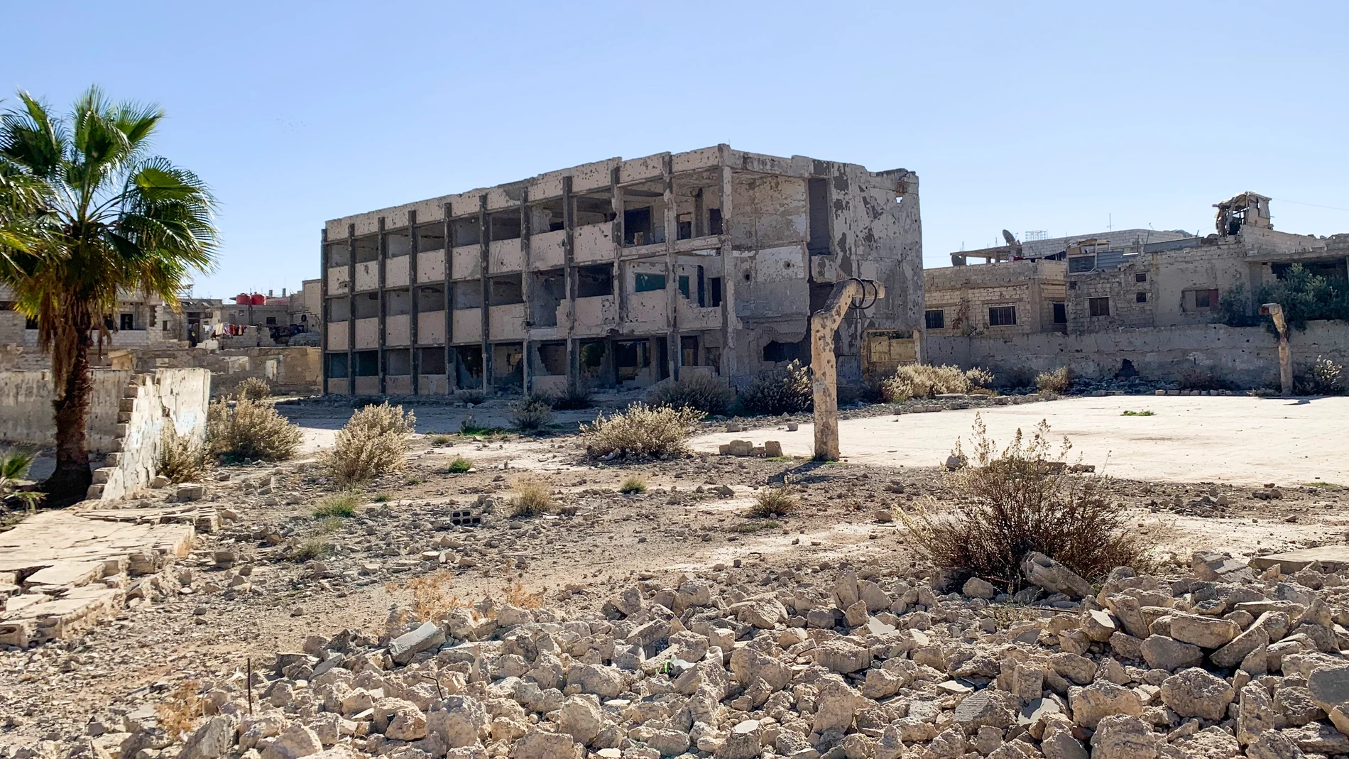DERAA (SIRIA), 16/12/2024.- Los barrios de Deraa destruidos por las bombas y cosidos a metralla recuerdan que aquí comenzó la revuelta contra Bachar al Asad en 2011 en el marco de la "Primavera Árabe". Al Asad luego reprimió a la ciudad a sangre y fuego, pero desde allí se dio la puntilla final contra su régimen hace poco más de una semana. Deraa es una ciudad agrícola, de mediana extensión, en el extremo sur del país. Todo en sus calles polvorientas recuerda al conflicto. El más reciente en ...