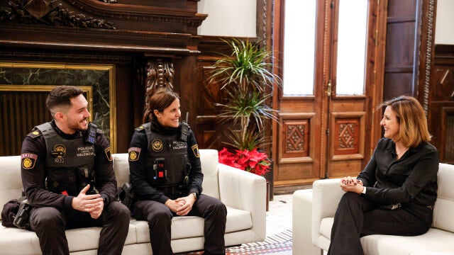 La alcaldesa de València, María José Catalá, recibe a los dos policías locales de Valencia que salvaron la vida de un bebé recién nacido la semana pasada