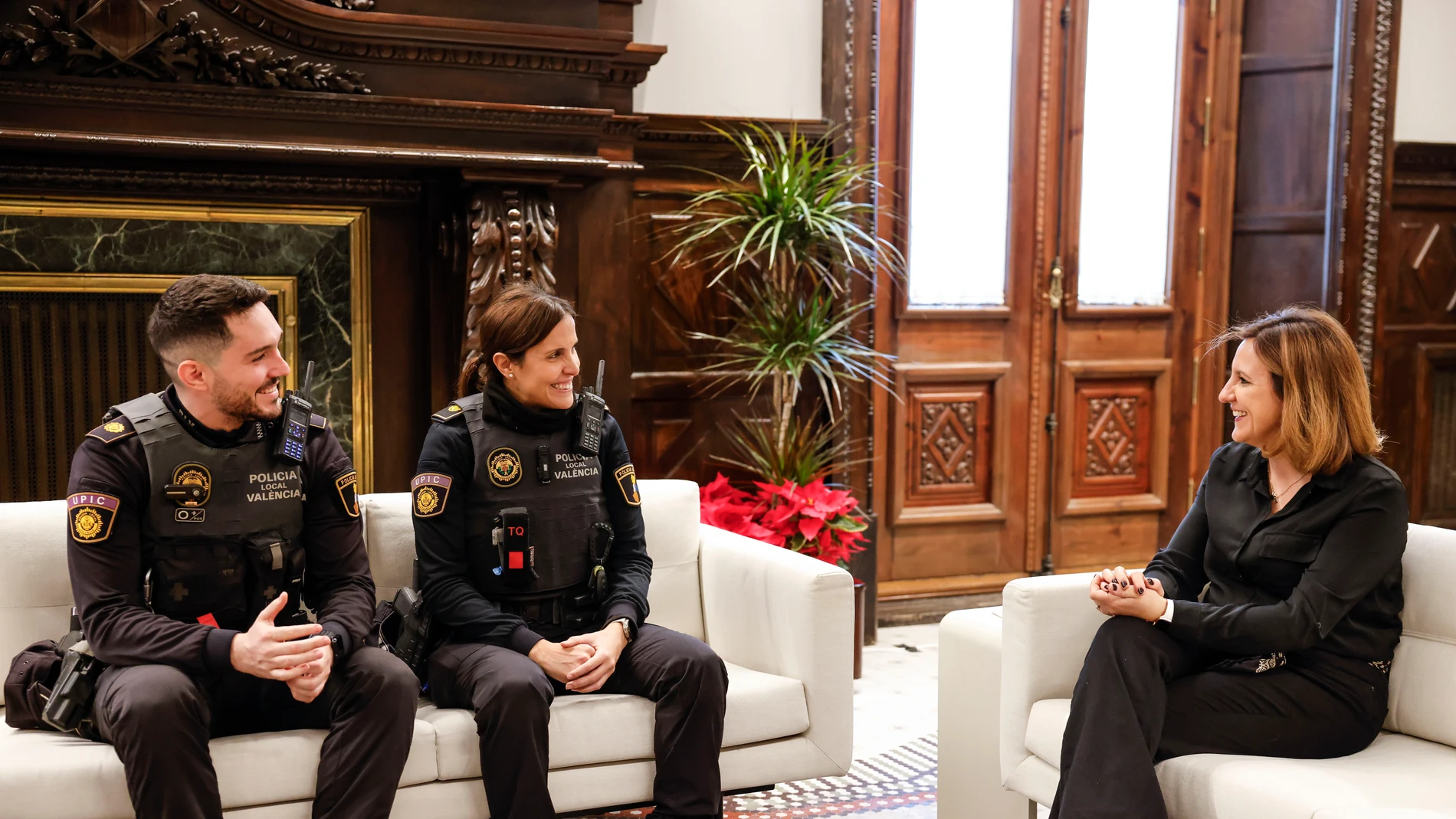 La alcaldesa de València, María José Catalá, recibe a los dos policías locales de Valencia que salvaron la vida de un bebé recién nacido la semana pasada