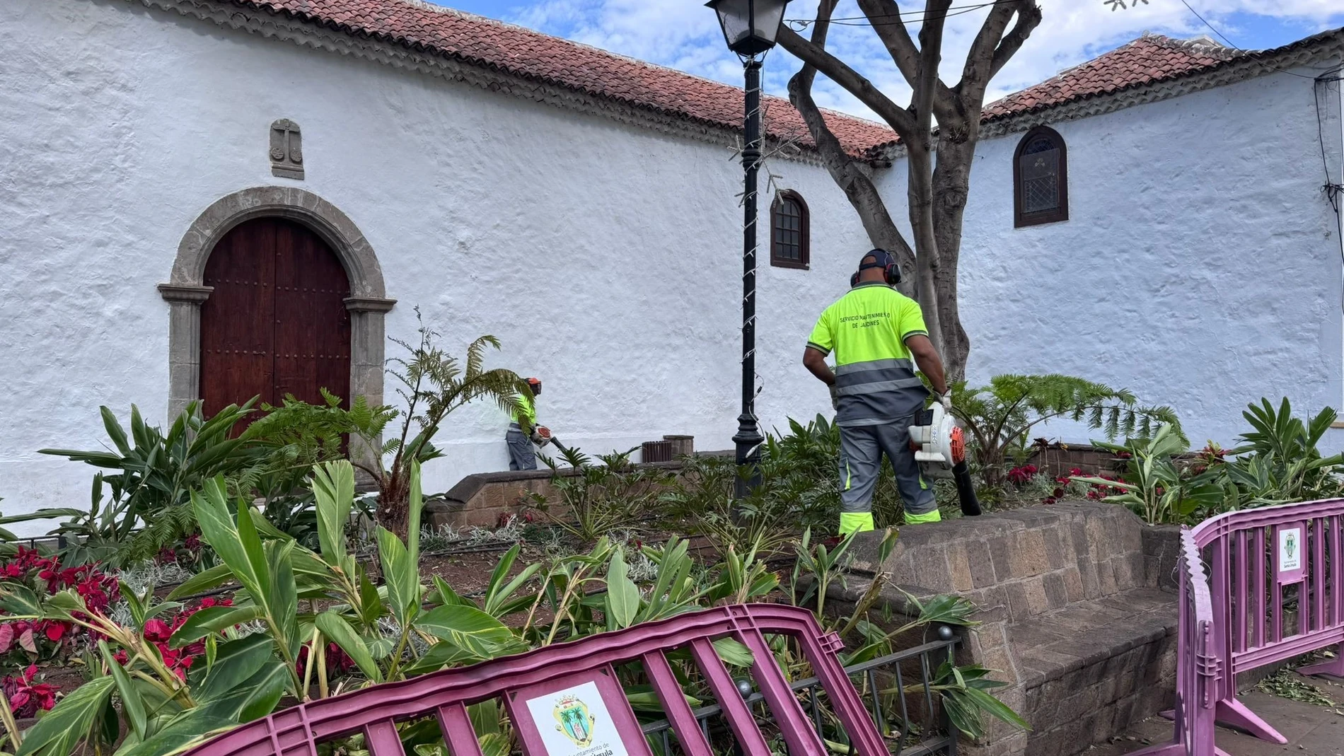 Operarios del Ayuntamiento de Santa Úrsula trabajan en los desperfectos ocasionados por el paso de la borrasca 'Dorothy' REMITIDA / HANDOUT por AYUNTAMIENTO DE SANTA ÚRSULA Fotografía remitida a medios de comunicación exclusivamente para ilustrar la noticia a la que hace referencia la imagen, y citando la procedencia de la imagen en la firma 16/12/2024