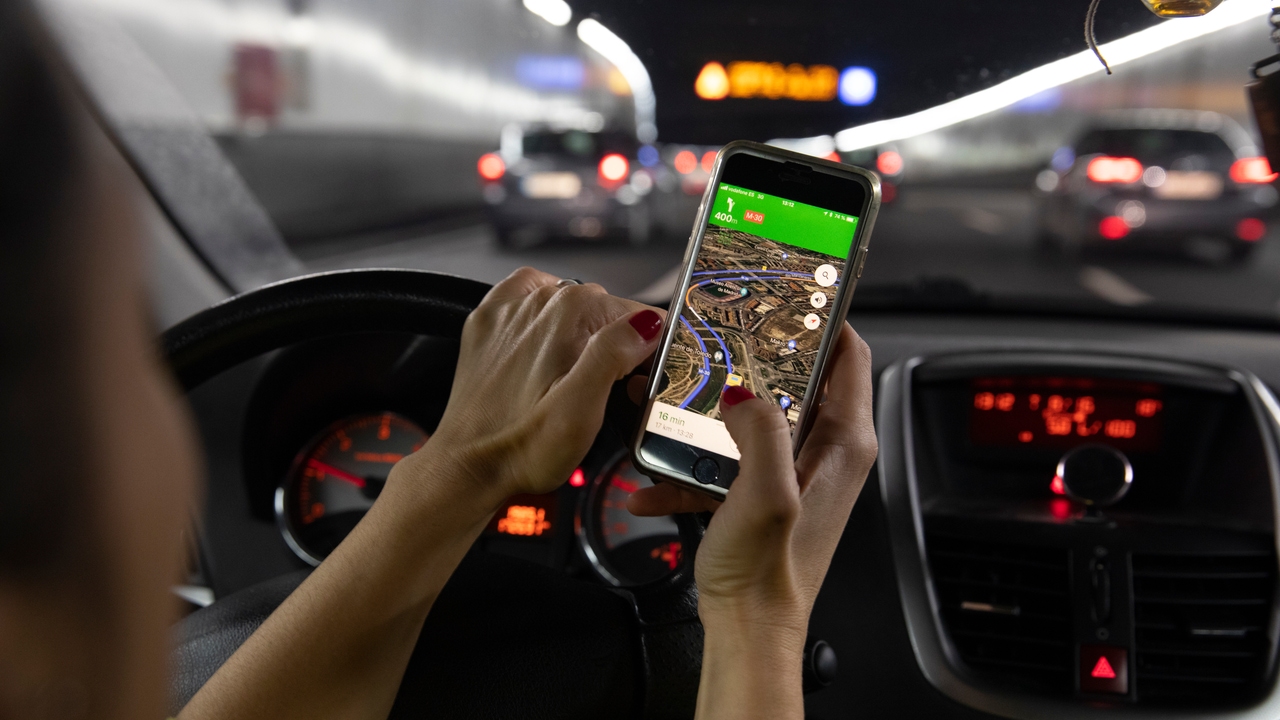 La DGT intensifica los controles por distracciones al volante en Galicia