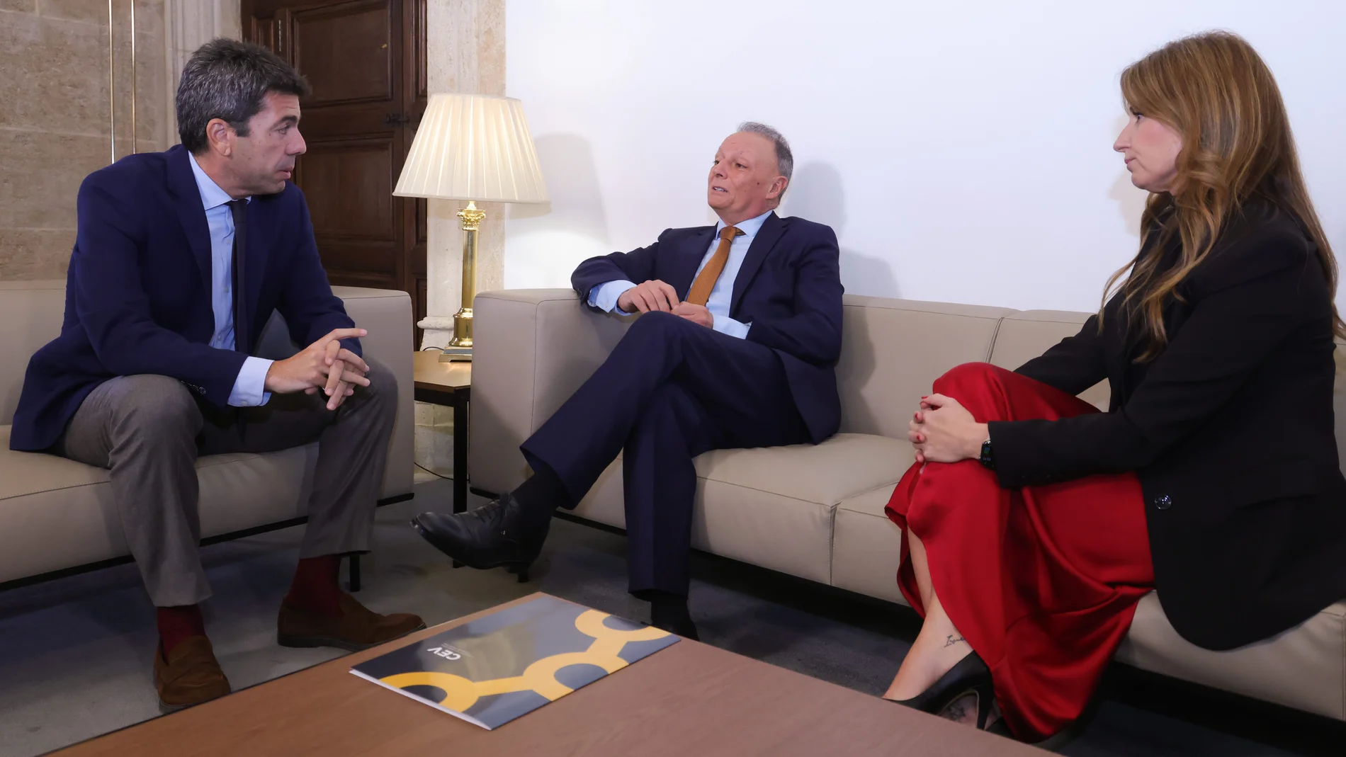 El presidente de la patronal valenciana, Salvador Navarro, y la secretaria general, Esther Guilabert, junto al jefe del Consell, Carlos Mazón