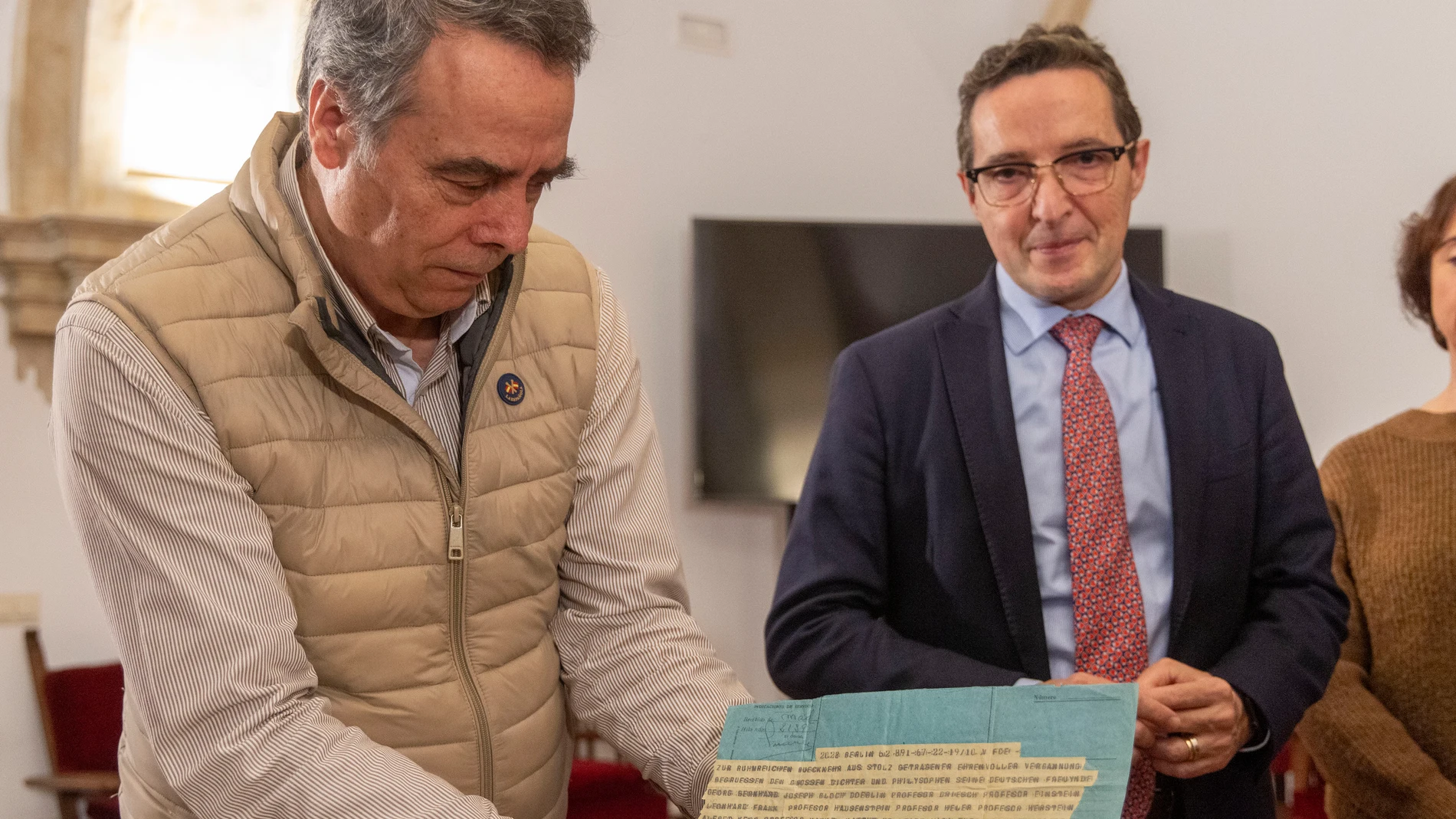 El rector de la Universidad de Salamanca, Juan Manuel Corchado, presenta un telegrama que demuestra que el científico Albert Einstein apoyó en su destierro a Unamuno