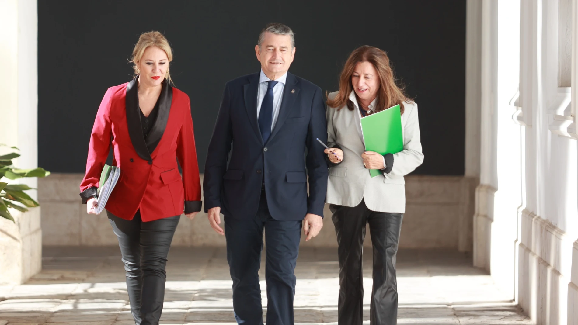 El consejero de la Presidencia, Interior, Diálogo Social y Simplificación Administrativa, Antonio Sanz; la consejera de Economía, Hacienda y Fondos Europeos y portavoz del Gobierno, Carolina España (i); y la consejera de Desarrollo Educativo y Formación Profesional, María del Carmen Castillo (d), al inicio de la rueda de prensa posterior al Consejo de Gobierno. A 16 de diciembre de 2024, en Sevilla (Andalucía, España). El Consejo de Gobierno de la Junta de Andalucía se reúne en el Palacio de ...