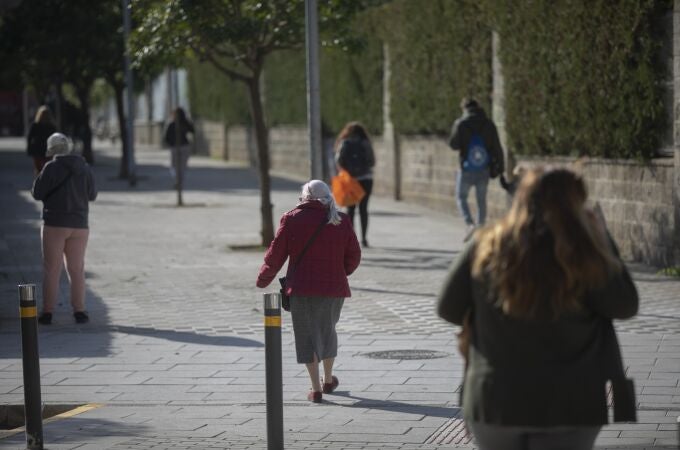 Varias personas se protegen del frío en Sevilla
