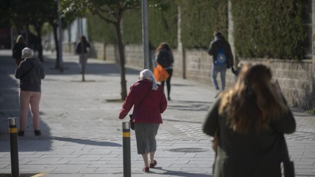Varias personas se protegen del frío en Sevilla
