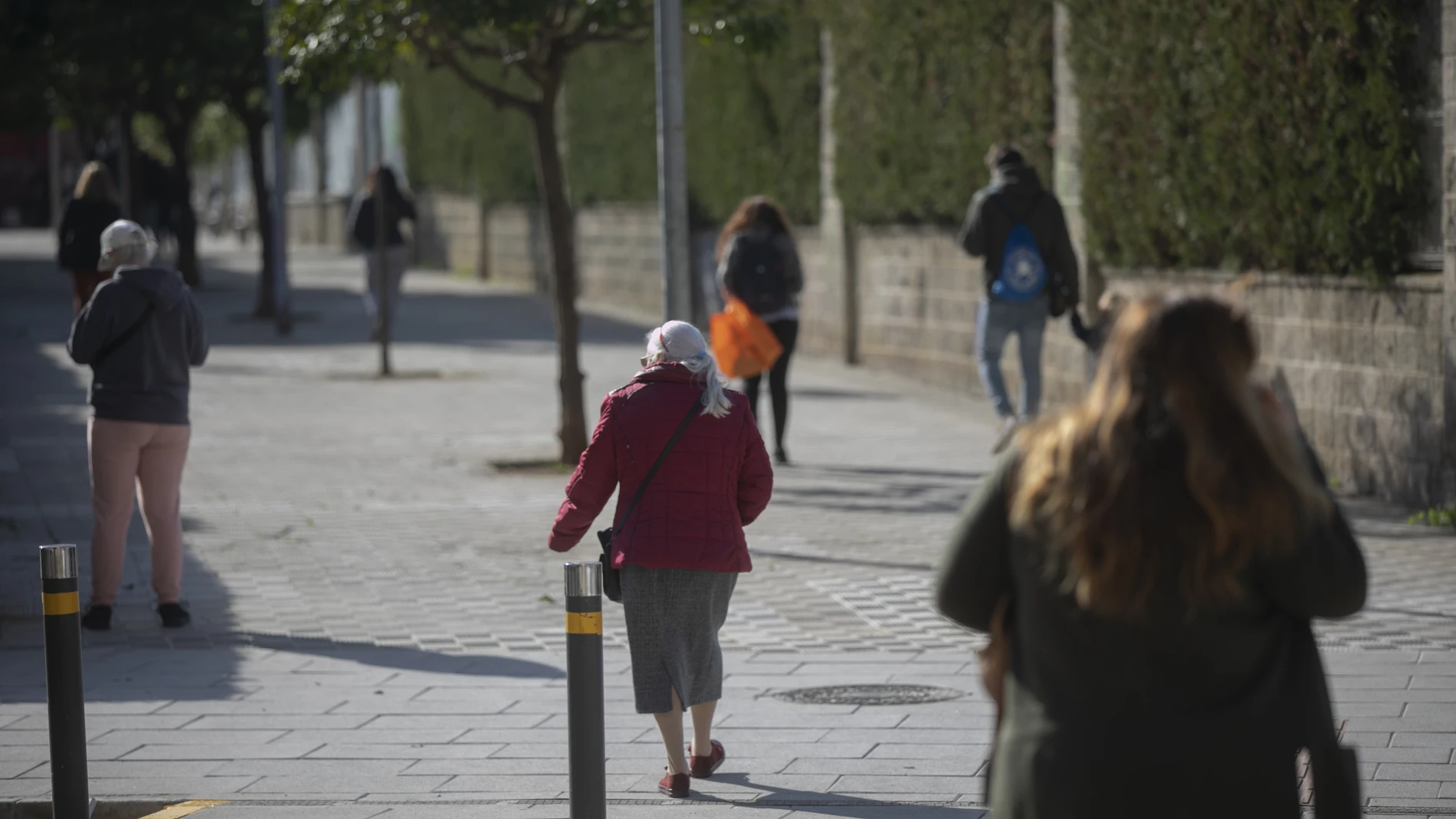 Varias personas se protegen del frío en Sevilla