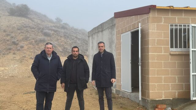 El presidente de la Diputación de Zamora, Javier Faúndez, visita la ETAP de Cuelgamures