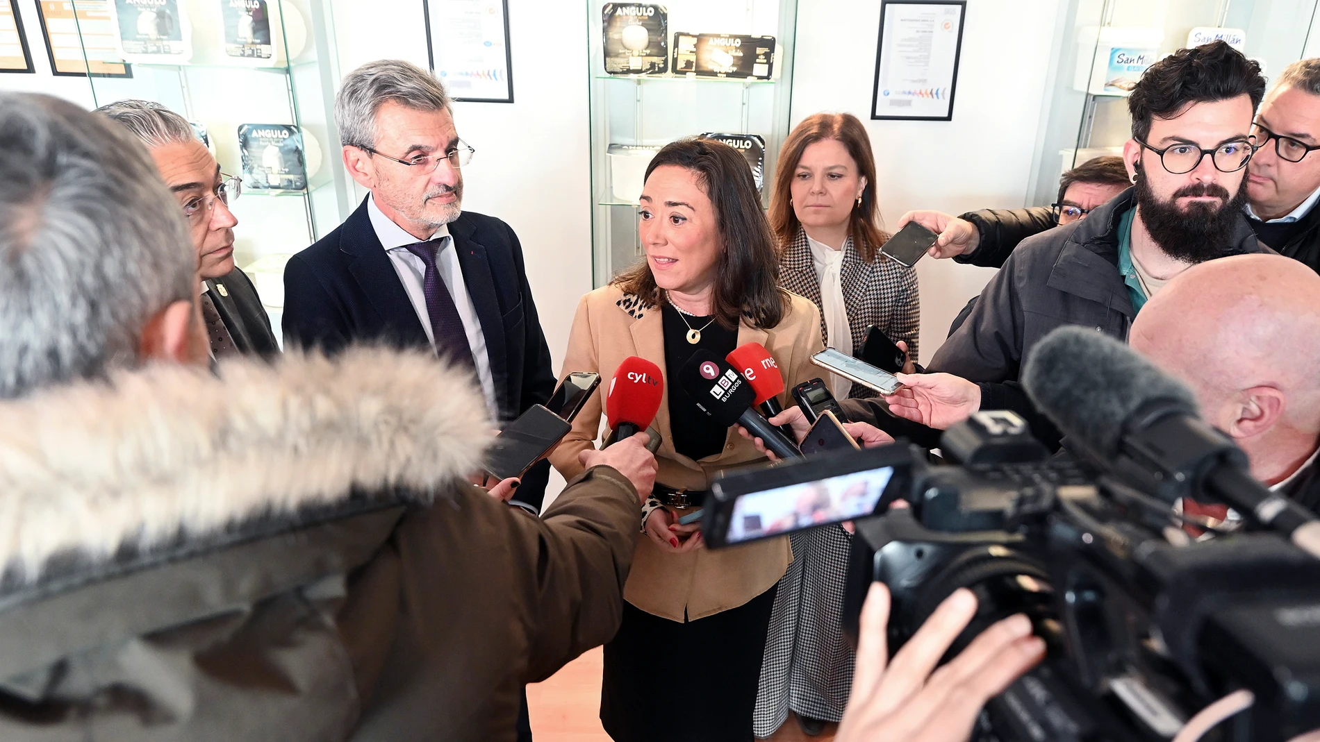 La consejera de Agricultura, Ganadería y Desarrollo Rural, María González Corral, visita las instalaciones de la empresa Mantequerías Arias