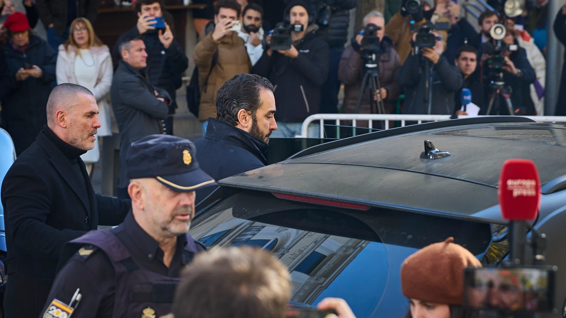 El empresario Víctor de Aldama , el considerado comisionista de la trama de adjudicaciones públicas de mascarillas en plena pandemia, entra al coche conducido por el líder de Desokupa, Daniel Esteve a su salida del Tribunal Supremo este lunes donde el juez Leopoldo Puente le ha interrogado como investigado. © Alberto R. Roldán / Diario La Razón. 16 12 2024
