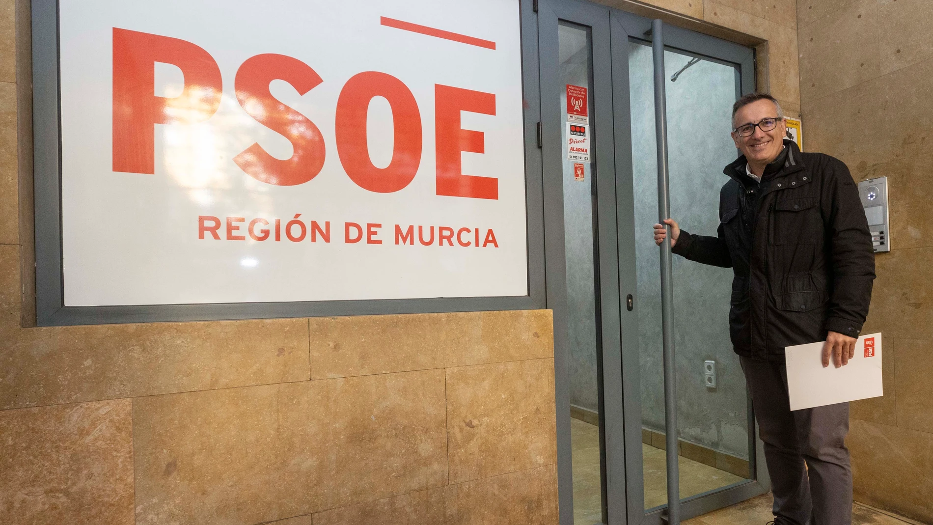 MURCIA, 16/12/2024.- El precandidato a la Secretaría general del PSRM PSOE Diego Conesa, este lunes a las puertas de la sede del PSRM-PSOE, momentos antes del registro de su precandidatura. EFE/Marcial Guillén