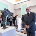 Bernard Ruíz Picasso, nieto del pintor malagueño junto a una de las obras expuestas en la muestra 