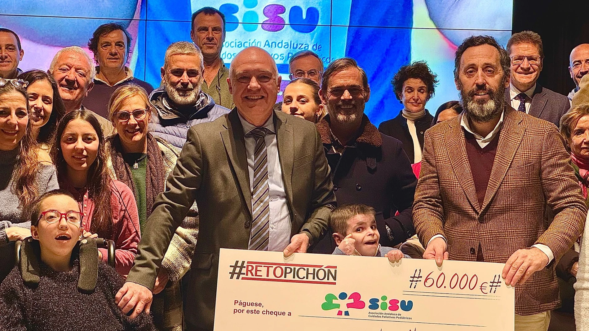 Entrega del cheque de la iniciativa solidaria "Reto Pichón"